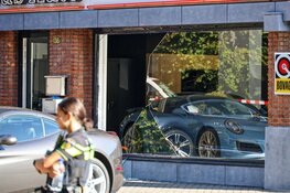 Autobedrijf in Naarden beschoten