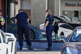 Autobedrijf in Naarden beschoten