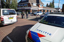 Autobedrijf in Naarden beschoten