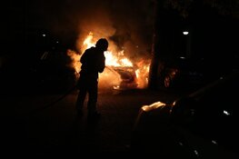 Auto door brand verwoest in Huizen