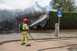 Heg in brand in Huizen