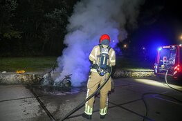 Scooter door brand verwoest in park in Hilversum