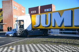 Vrachtauto botst tegen auto in Hilversum