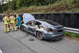 Tesla aan zijkant opengereten door vrachtwagen bij Huizen