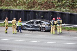 Tesla aan zijkant opengereten door vrachtwagen bij Huizen
