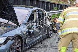 Tesla aan zijkant opengereten door vrachtwagen bij Huizen