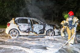 Auto vliegt spontaan in brand tijdens het rijden in Loosdrecht