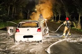 Auto vliegt spontaan in brand tijdens het rijden in Loosdrecht