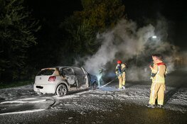 Auto vliegt spontaan in brand tijdens het rijden in Loosdrecht