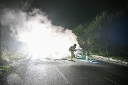 Auto vliegt spontaan in brand tijdens het rijden in Loosdrecht