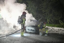 Auto vliegt spontaan in brand tijdens het rijden in Loosdrecht