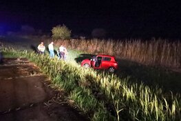 Auto belandt in de berm van A1 na te zijn afgesneden