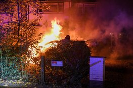 Twee auto's door brand verwoest in Laren