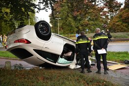 Auto ramt muurtje op rotonde in Bussum en slaat over de kop