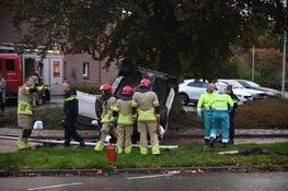 Auto ramt muurtje op rotonde in Bussum en slaat over de kop