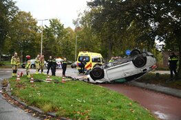Auto ramt muurtje op rotonde in Bussum en slaat over de kop