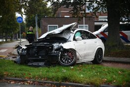 Auto ramt muurtje op rotonde in Bussum en slaat over de kop