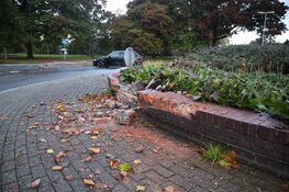 Auto ramt muurtje op rotonde in Bussum en slaat over de kop