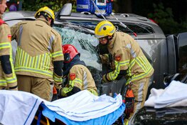 Brandweer bevrijdt automobilist bij ernstig ongeval Naarden/Bussum