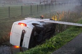 Bestelbus belandt in sloot