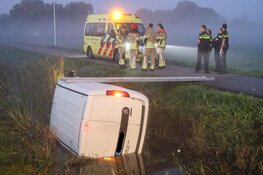 Bestelbus belandt in sloot