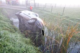 Bestelbus belandt in sloot