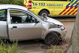 Auto rijdt tegen boom in Bussum