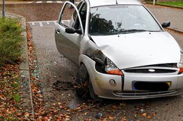 Auto rijdt tegen boom in Bussum