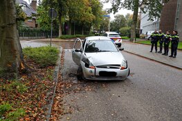 Auto rijdt tegen boom in Bussum