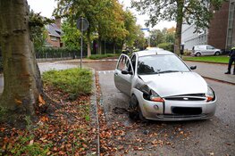 Auto rijdt tegen boom in Bussum
