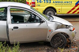 Auto rijdt tegen boom in Bussum