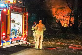 Caravan in brand in Naarden, vlammenzee in achtertuin