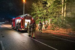Caravan in brand in Naarden, vlammenzee in achtertuin