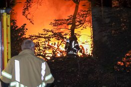 Caravan in brand in Naarden, vlammenzee in achtertuin