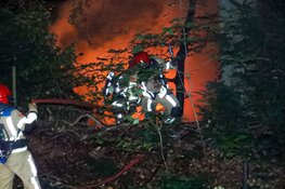 Caravan in brand in Naarden, vlammenzee in achtertuin