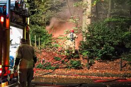 Caravan in brand in Naarden, vlammenzee in achtertuin