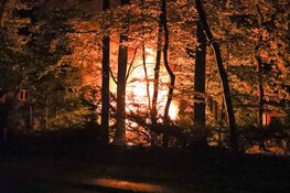 Caravan in brand in Naarden, vlammenzee in achtertuin