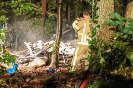 Caravan in brand in Naarden, vlammenzee in achtertuin