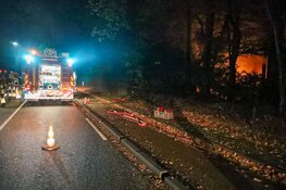 Caravan in brand in Naarden, vlammenzee in achtertuin