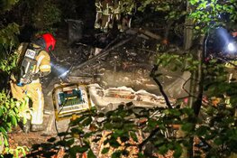 Caravan in brand in Naarden, vlammenzee in achtertuin