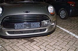 Ruziënde automobilist rijdt schade aan twee auto's