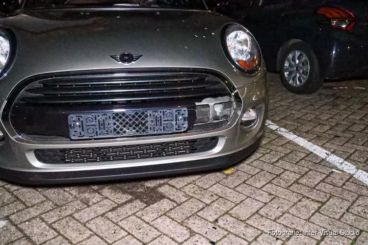 Ruziënde automobilist rijdt schade aan twee auto&#39;s