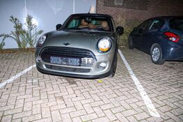 Ruziënde automobilist rijdt schade aan twee auto&#39;s