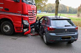 Vrachtwagen duwt auto zo&#39;n 20 meter mee in Eemnes