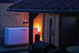 Brand in achtertuin in Huizen