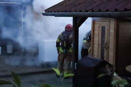 Brand in achtertuin in Huizen