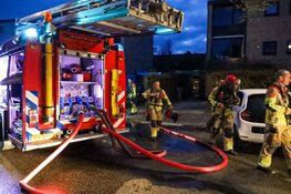 Brand in achtertuin in Huizen