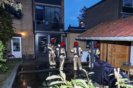 Brand in achtertuin in Huizen