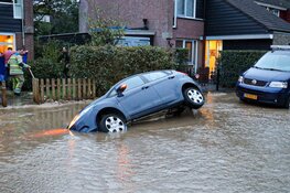 Auto verdwijnt in sinkhole