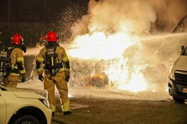 Bakwagen door brand verwoest in Naarden